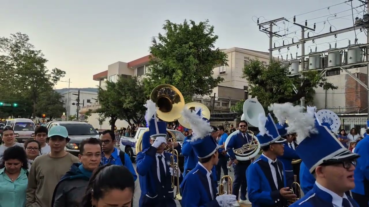 Desfiles de las rosas 🌹 El Salvador 🤣🤣🤣 iniciando el año con desfile en el Centro Histórico 1/01/26