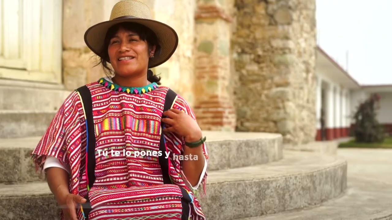 La cultura ancestral del pueblo Triqui vive en sus huipiles de rojo intenso, su gastronomía única