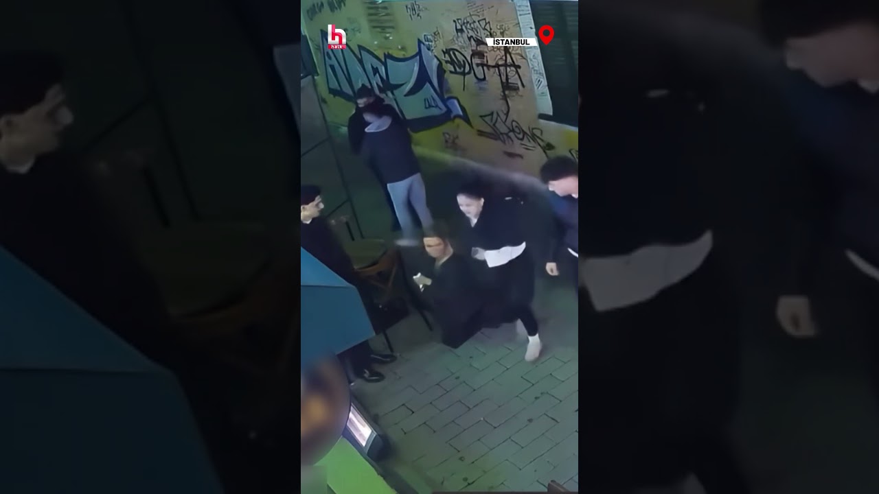 Kadın turistin &ccedil;antasından paralar d&ouml;k&uuml;ld&uuml;! Esnaf toplamak i&ccedil;in seferber oldu! #shorts
