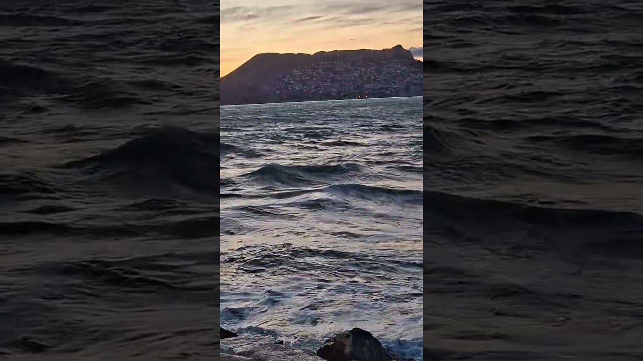 Las olas,paresen vivas,del Meditetarraneo atacan la playa en invierno.🇪🇦