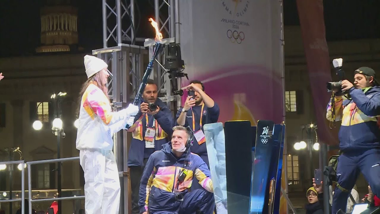 Emozioni a cinque cerchi a Milano, Nicoletta Manni ultima tedofora in piazza Duomo