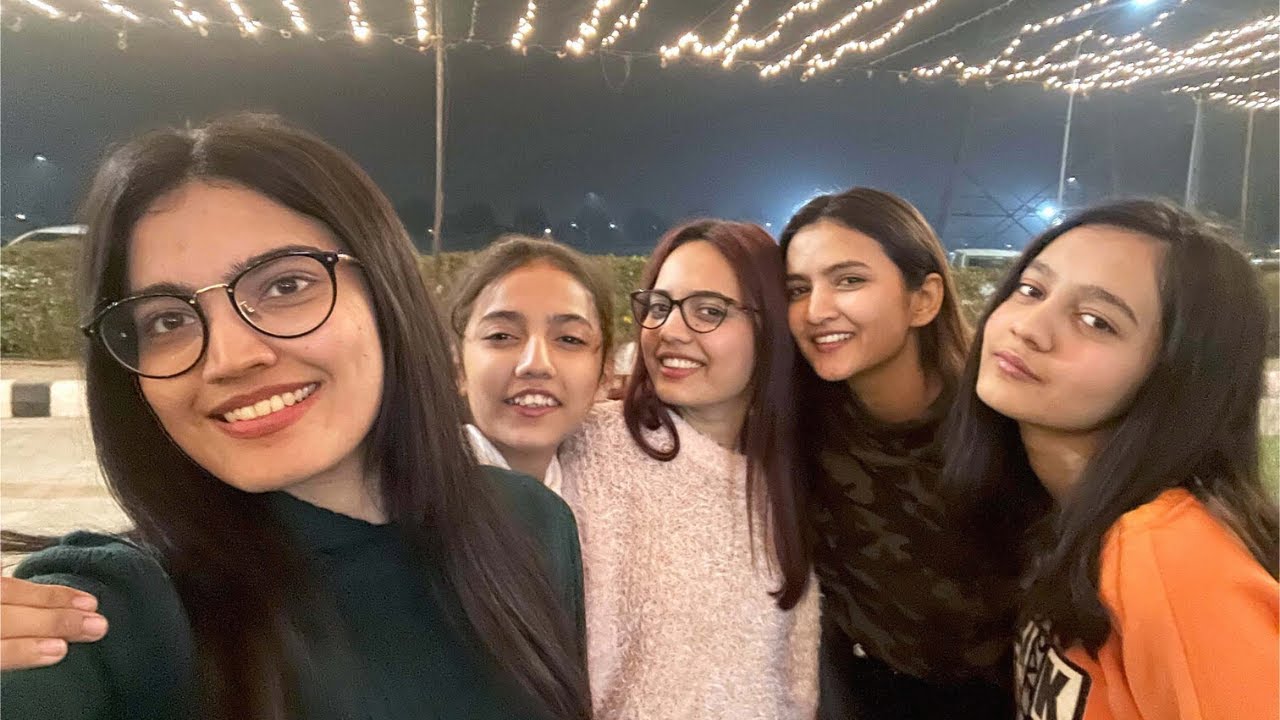 GIRLS DAY OUT VLOG Part 2| Mano ka paon phans gya 😂😂 | Sab k lea gifts aye 🎁🎁| Sistrology