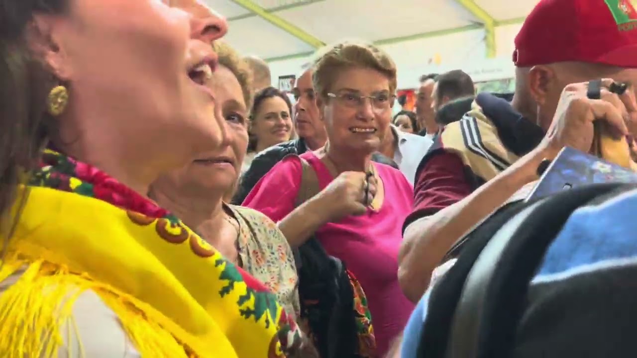 Um lindo vira cantado por um rapaz extraordinário lindo momento (18-10-2025)