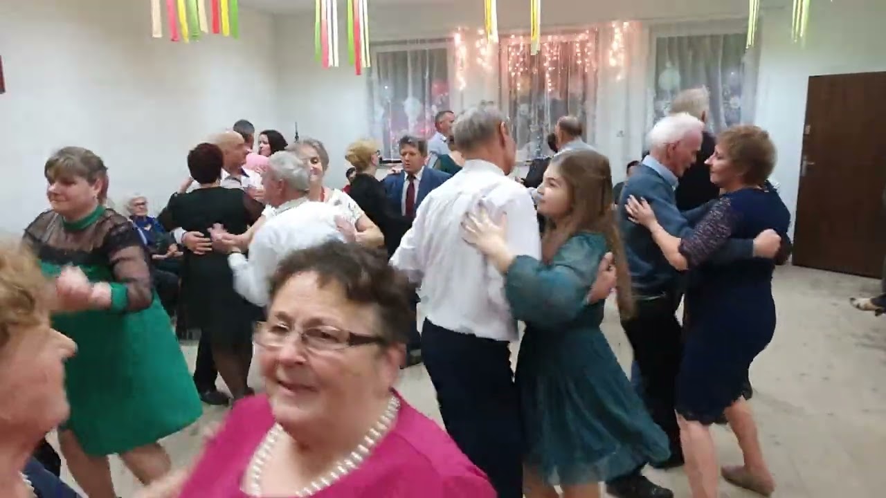 Ludowo i wesoło:Szybki oberek młodego wirtuoza akordeonu Sebastiana na zabawie ludowej w Sycynie.