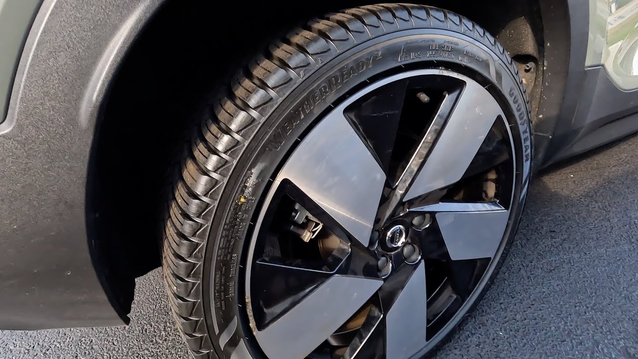 Замена штатных шин Pirelli на Goodyear Assurance Weatherready 2 на нашем Volvo XC40 Recharge!