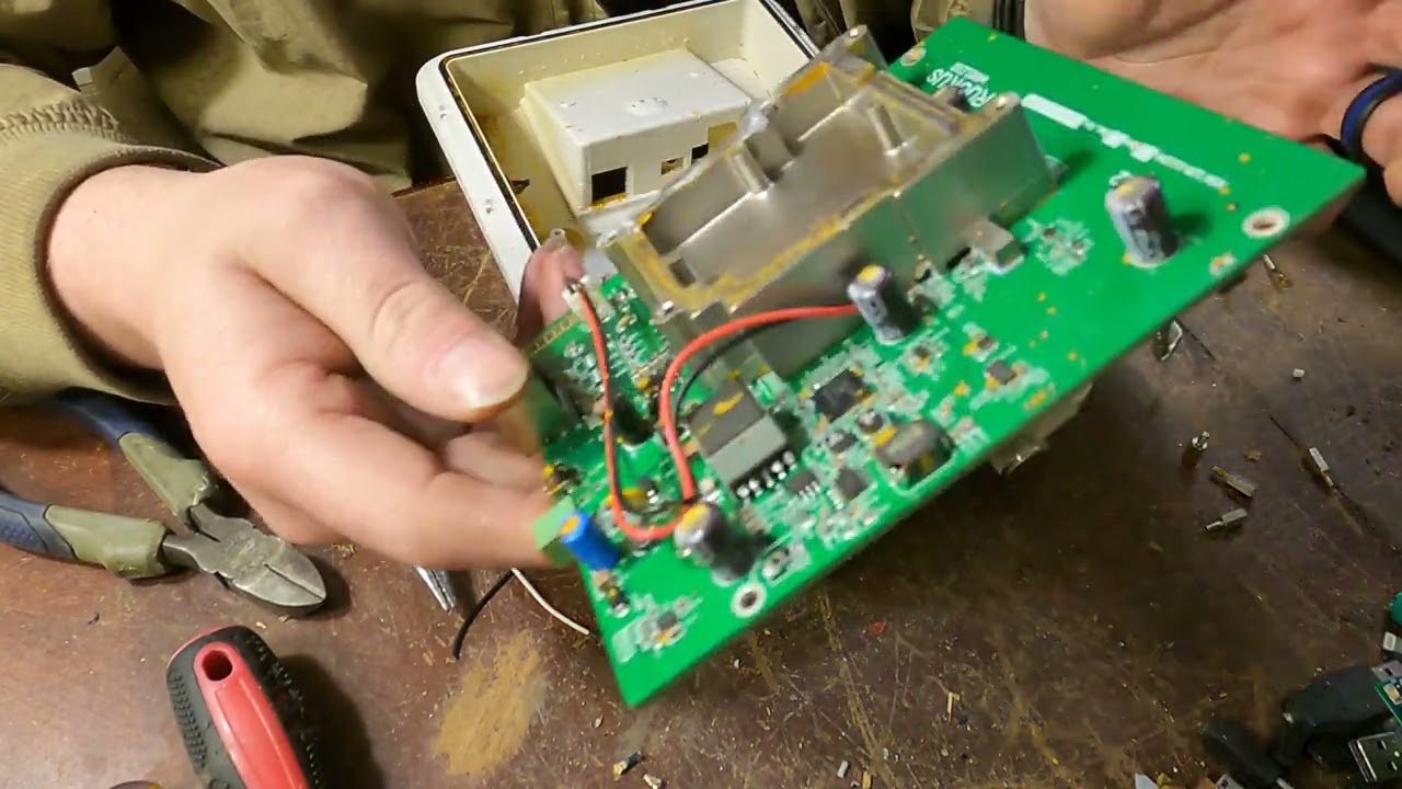 Как разобрать WiFi-роутер. #wifi #router #scrap #howto