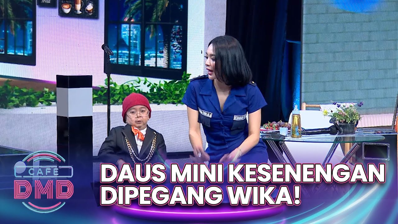 Komeng Perkenalkan Daus Mini ke Semua Pelayan Caf&eacute;! | DMD CAFE