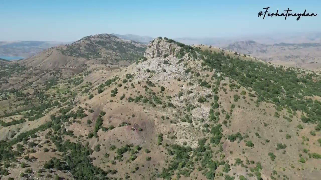 Alacakaya Kelxasi Köyü'nün sembolü olan Qelesî kayalık tepesi. Ve Dicle Nehrinin doğduğu topraklar..