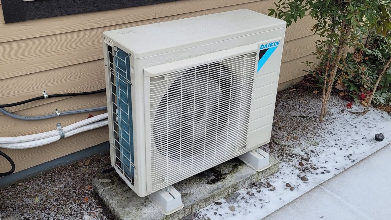 2019 20K BTU Daikin Inverter Mini-split Heat Pump Defrosting (Steam Show)