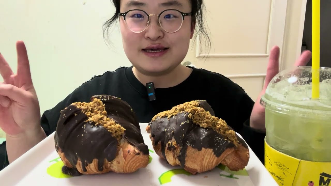 뚜쥬르🥨 두바이 초콜릿 크로와상🥐 엄청 맛있어서 손에 다 묻고 입에까지 많이 흘렀어요 ㅠㅜ.. 으에 너무 아까워서 슬프다🤦‍♀️