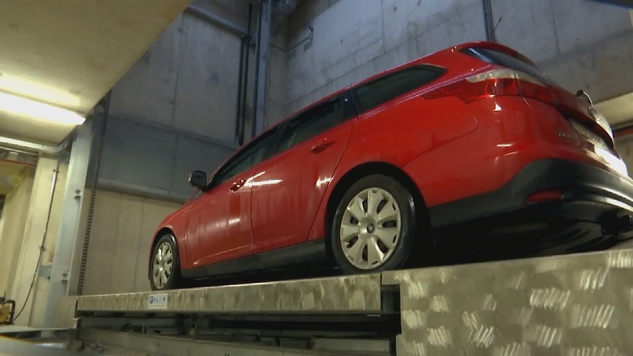 Futuristische garage parkeert zelf