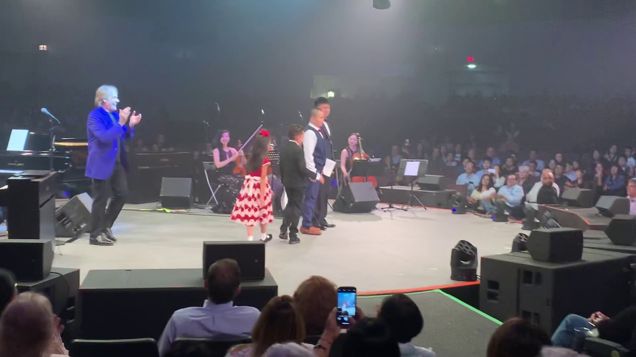 Willem GYJ at Richard Clayderman Concert Performing Dimanche Et Fetes