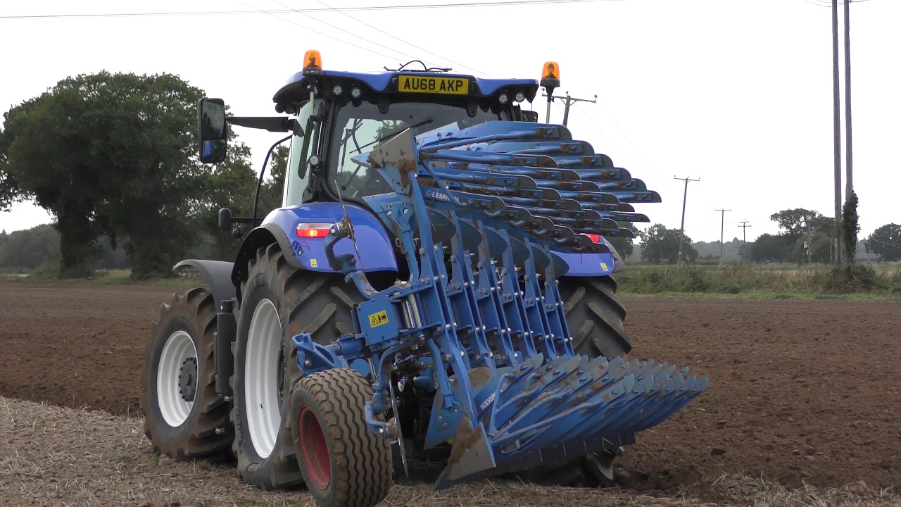 New Holland T7,260 pulling a Lemken Juwel 8 Plough