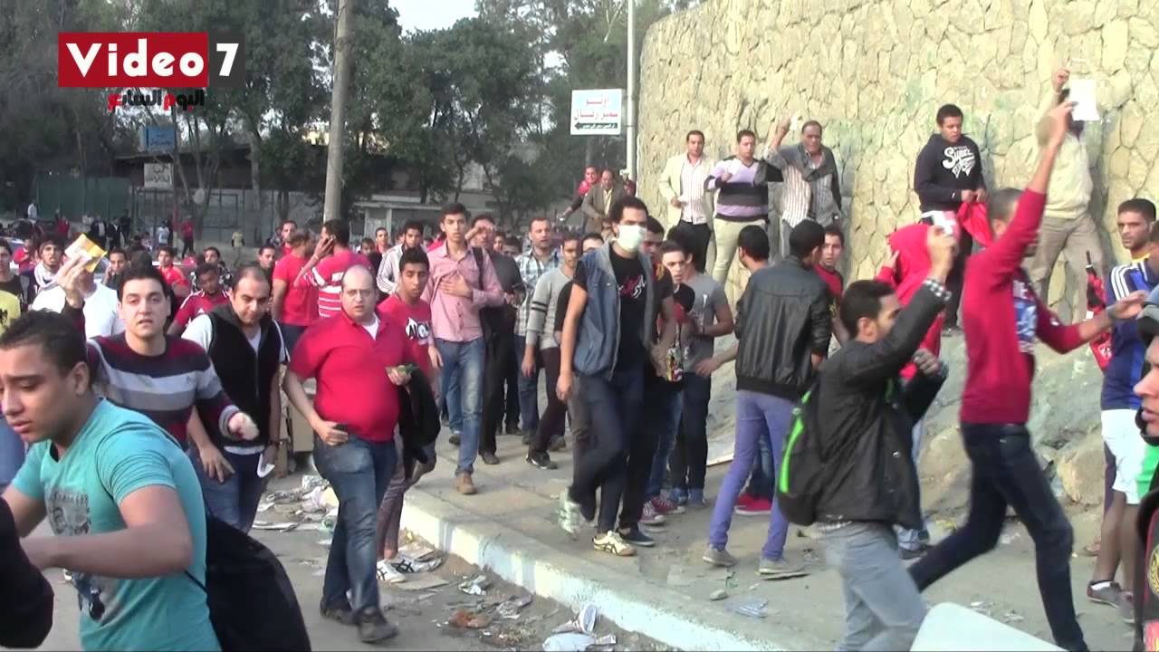 بالفيديو.. الأمن المركزى يؤمن دخول الأسر لمباراة الأهلى وسط الاشتباكات