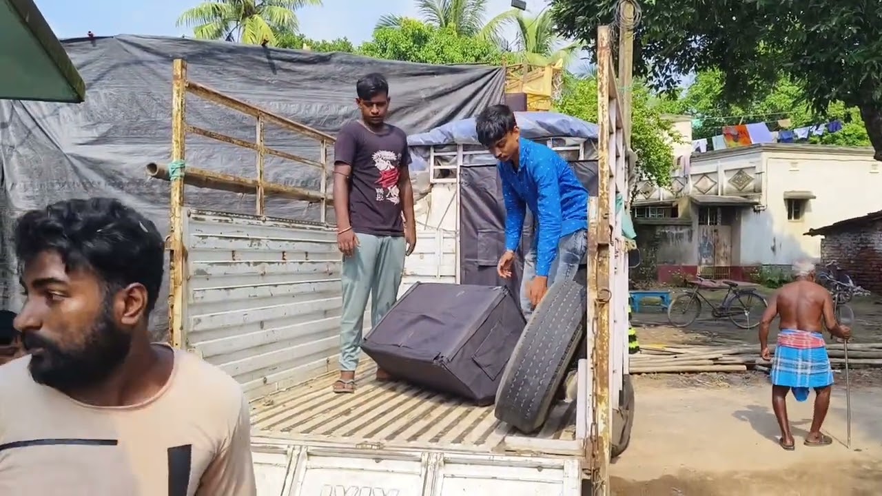 আজকে আমরা এসেছি কেবিনেট আনতে নালিকুল কামারপুকুরের এক পার্টির অর্ডার ছিল,,,,,