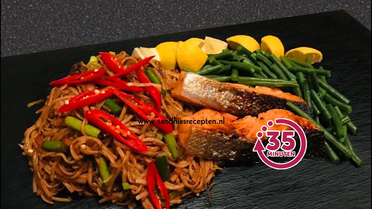 Surinaamse Bami met gegrilde zalm en verse groenten