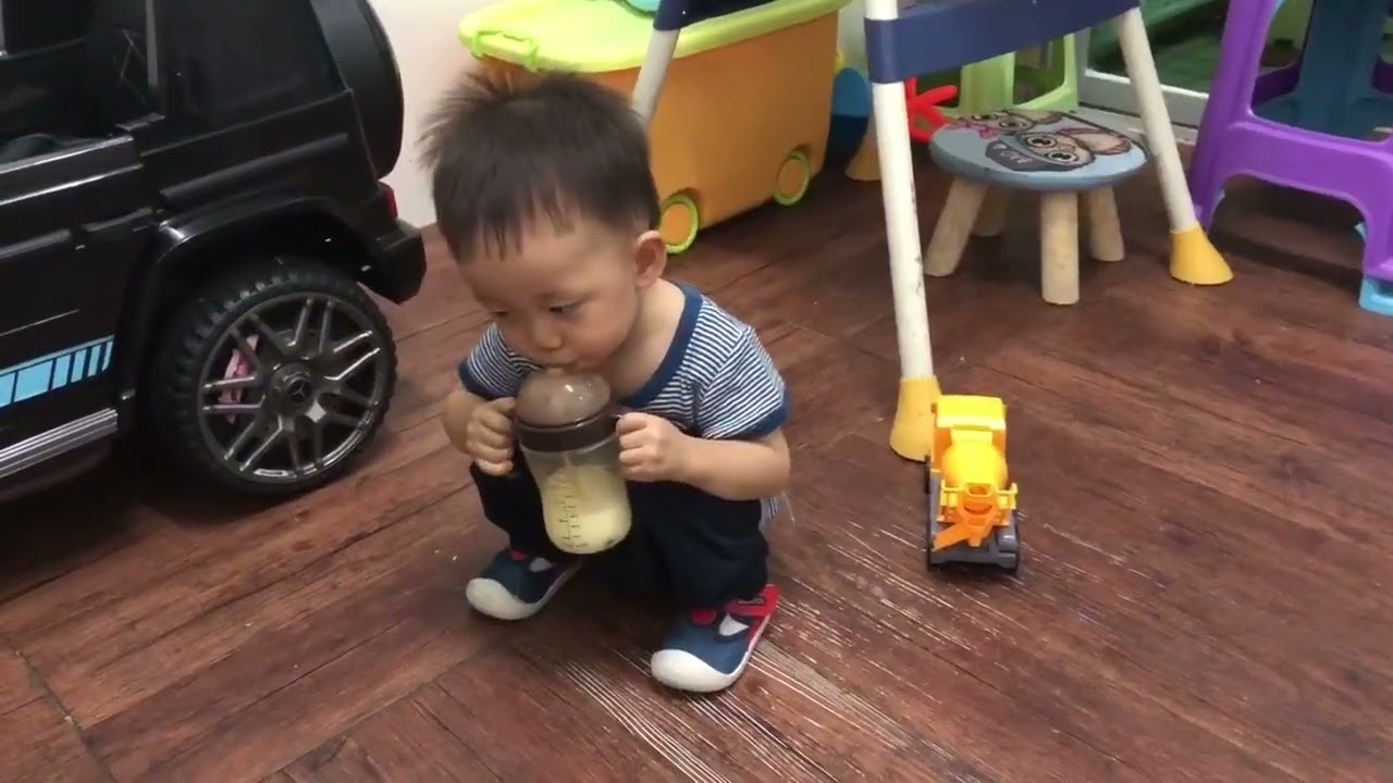 程序员加班是常态，媳妇跟宝宝晚上九点多路口等着，无奈又心疼！