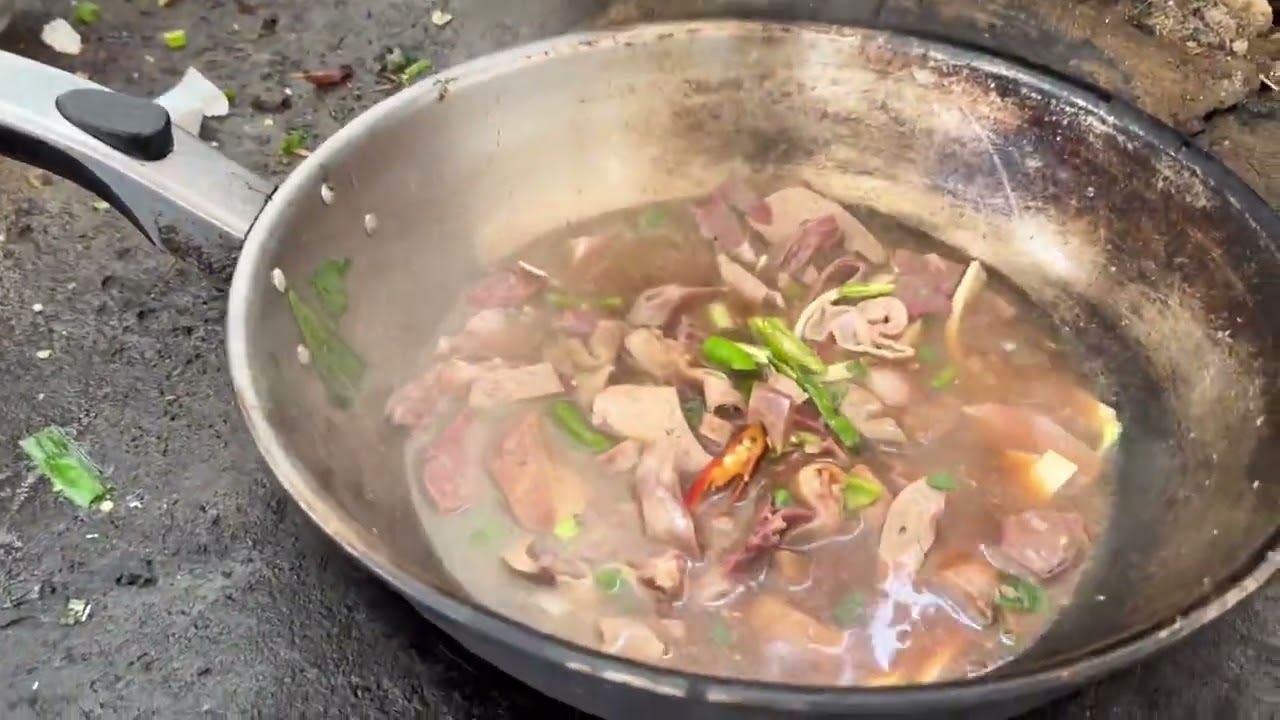 山东大集上猪杂汤每天卖三十多个猪头，早上九点钟已经卖了三锅啦