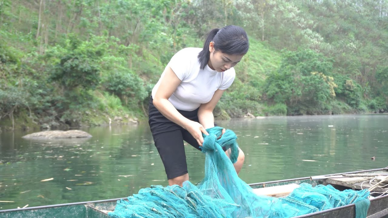 Selling River Fish and Shrimp Harvest to Renovate the Floating House_Vietnam Wildnis