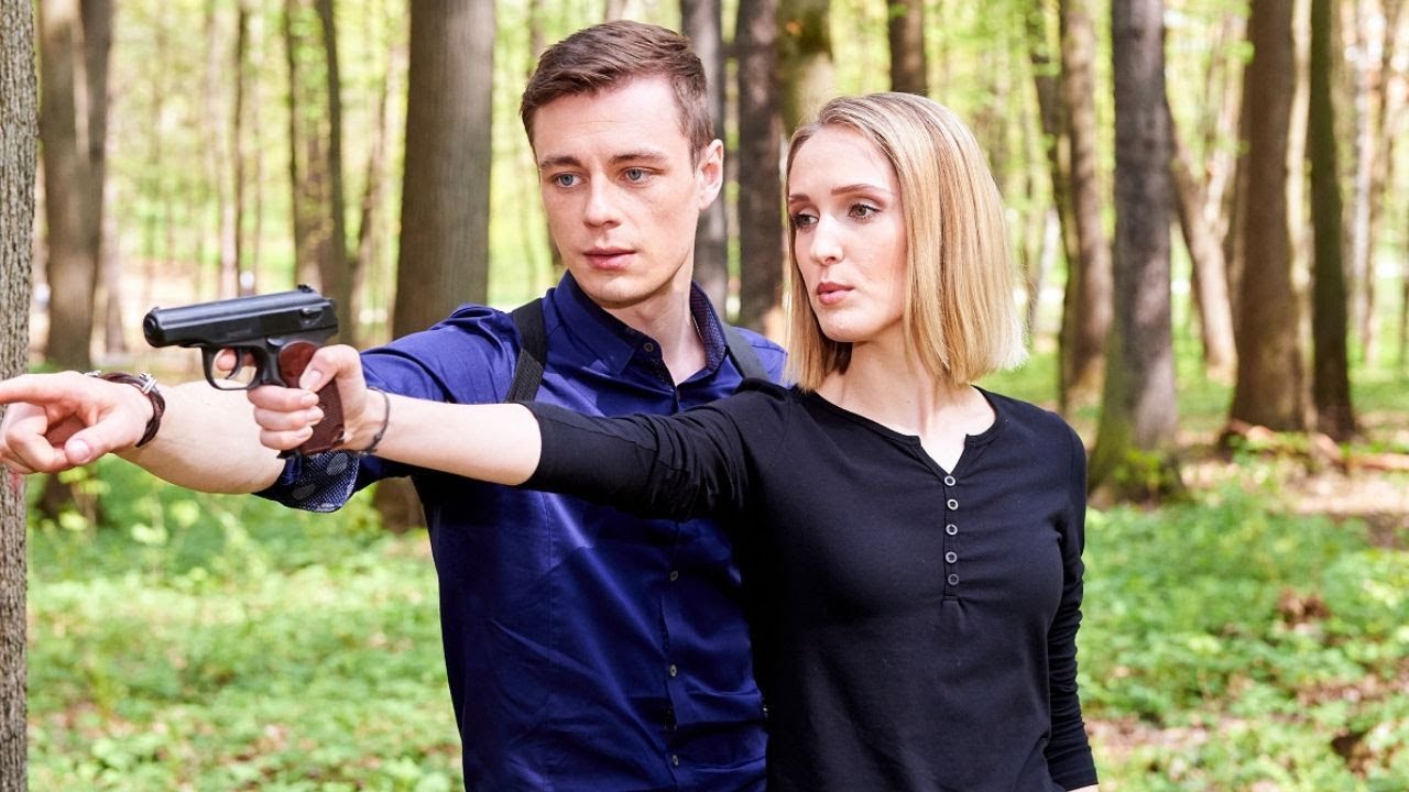 ЗАДУШЕН ЧАСТНЫЙ ДЕТЕКТИВ А СВИДЕТЕЛИ УБИЙСТВА ПОГИБАЮТ! ЖЕНСКАЯ ВЕРСИЯ. ВАШЕ ВРЕМЯ И СТЕКЛО