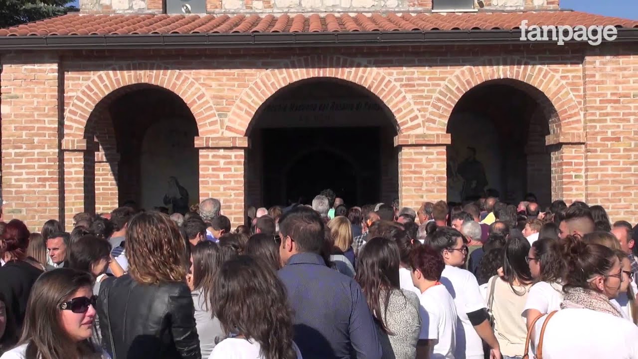 Strage di Sassano, l'intero paese si commuove al funerale del 15enne ucciso dal fratello
