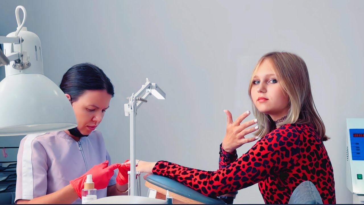ВЛОГ Алиса отрастила ногти 💅 и сделала маникюр у Алёны ! Разбираю коробки которые привезли от мамы !