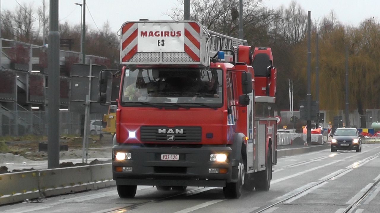 2x Brandweer Jette LADDER E3 met zwaailichten