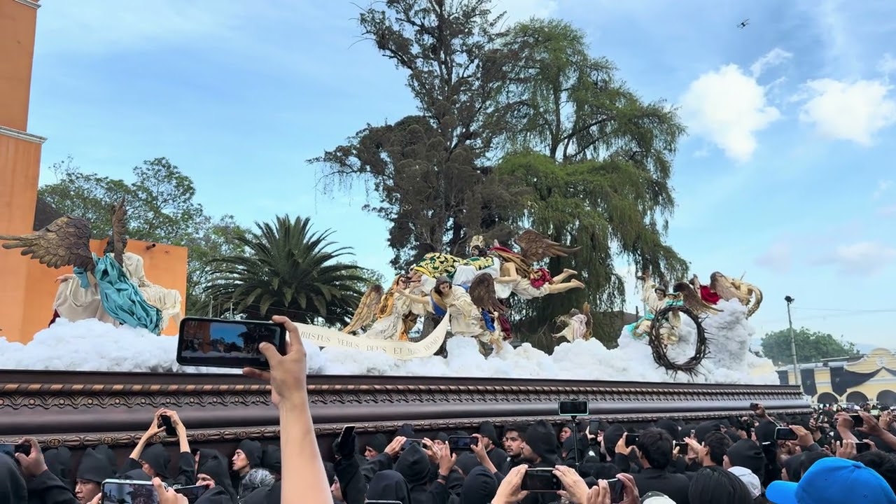 Paso por Jocotenango la procesión del viernes santo señor sepultado de San Felipe 2025