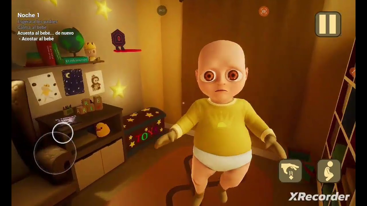 Jugando el bebe de amarillo