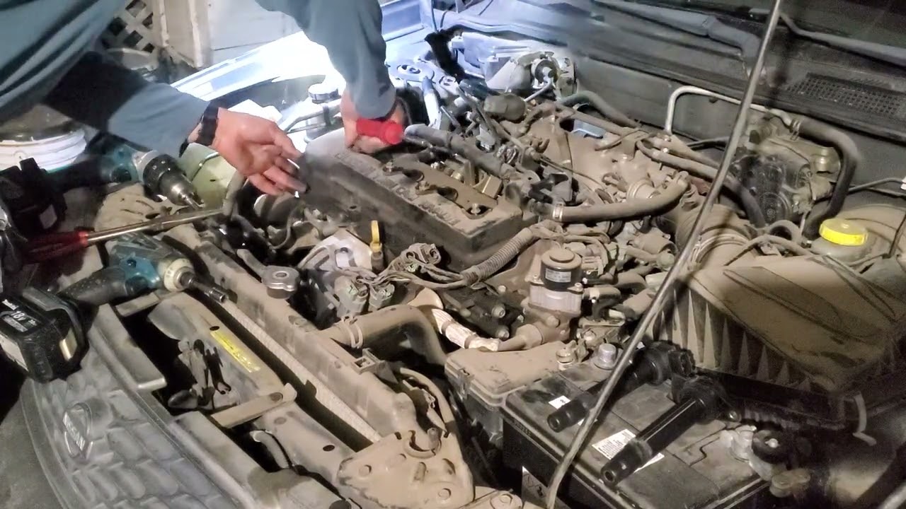 Cómo cambiar empaque de tapadera de motor 1.8 Litros 2000 NISSAN SENTRA