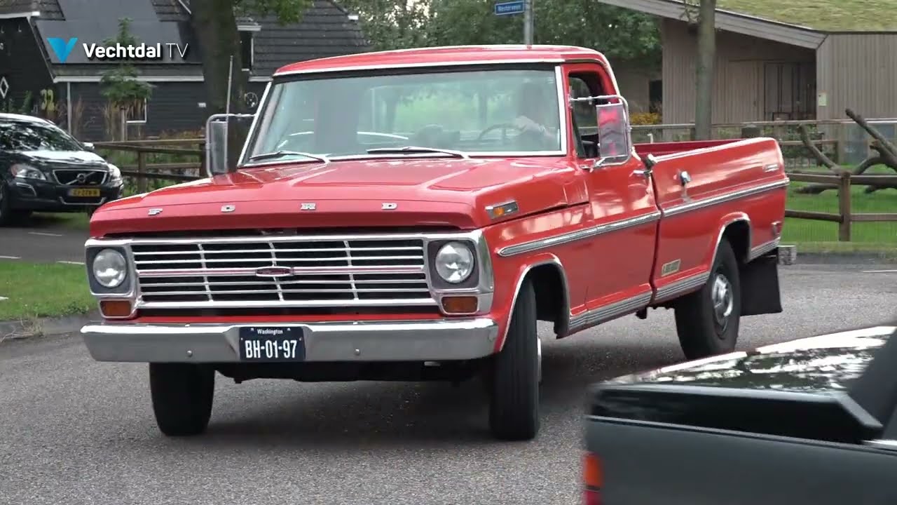 Oldtimer optocht tractoren, auto's bromfietsen en legervoertuigen trekt door Nieuwleusen