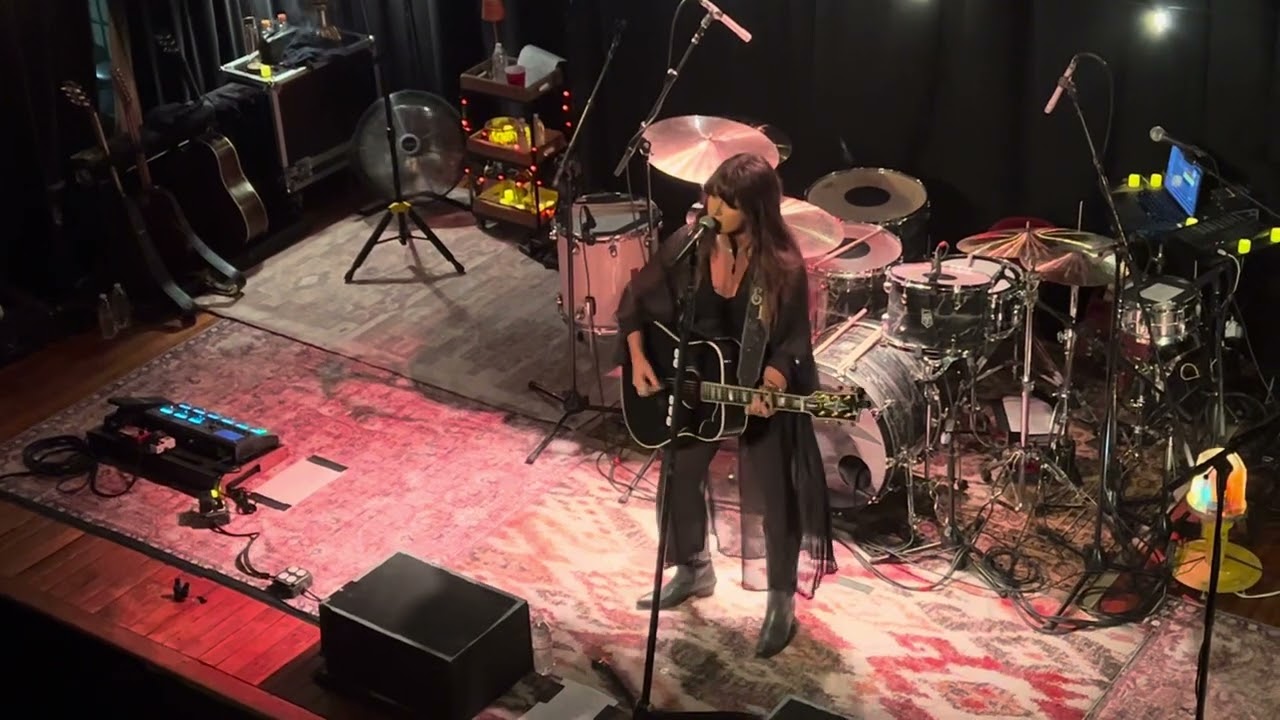 Ella Langley - cowgirl don’t cry (acoustic) - Live in St. Louis 08/15/24