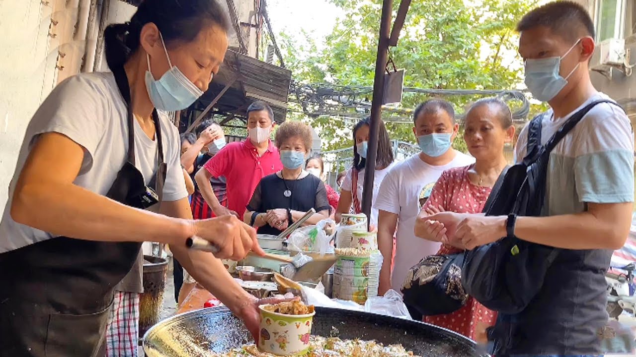 武汉大姐卖特色豆皮，开在居民楼里18年，6块钱一份，每天限量供应【麦总去哪吃】