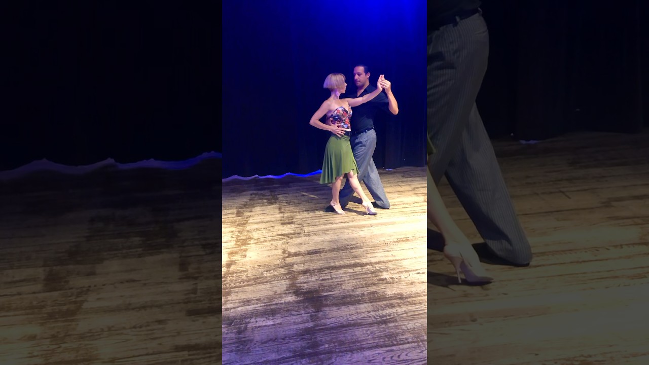 Reverse TANGO embrace 🤔 enrosque #tango #dance #tangodance #argentinetangodance #dancer #argentine