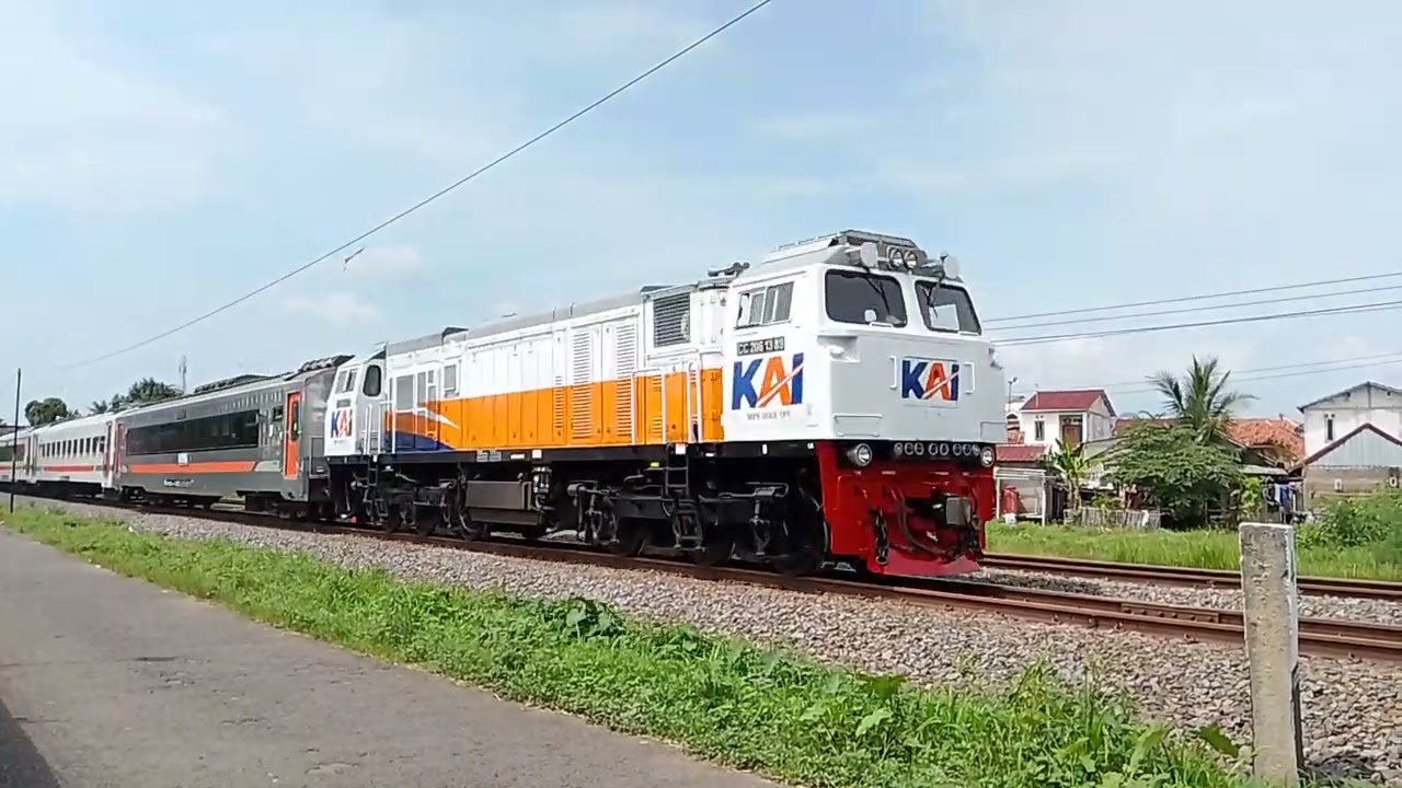 KA Cikuray Pagi Berangkat Menuju Stasiun Pasarsenen