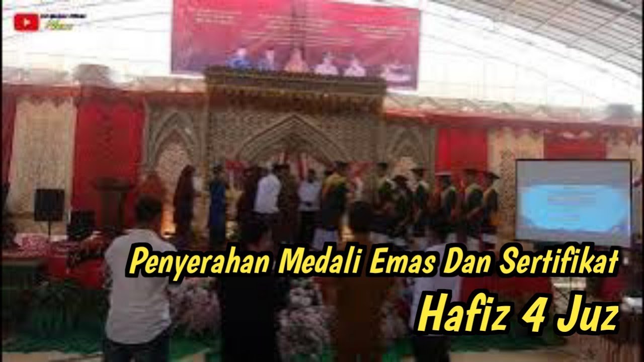 PENYERAHAN SERTIFIKAT DAN BINTANG EMAS KEPADA SANTRI YANG HAFIZ 4 JUZ