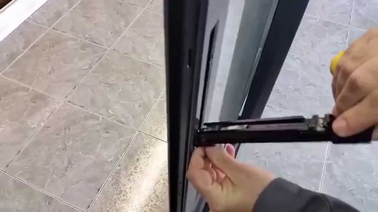 POUR FIXER LA POIGNÉE