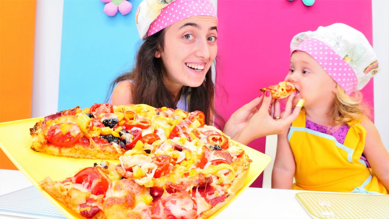 Çocuklar için yemek yapma oyunu. Mini Mutfak. Sevcan Derin ile bazlamadan pizza yapıyorlar!