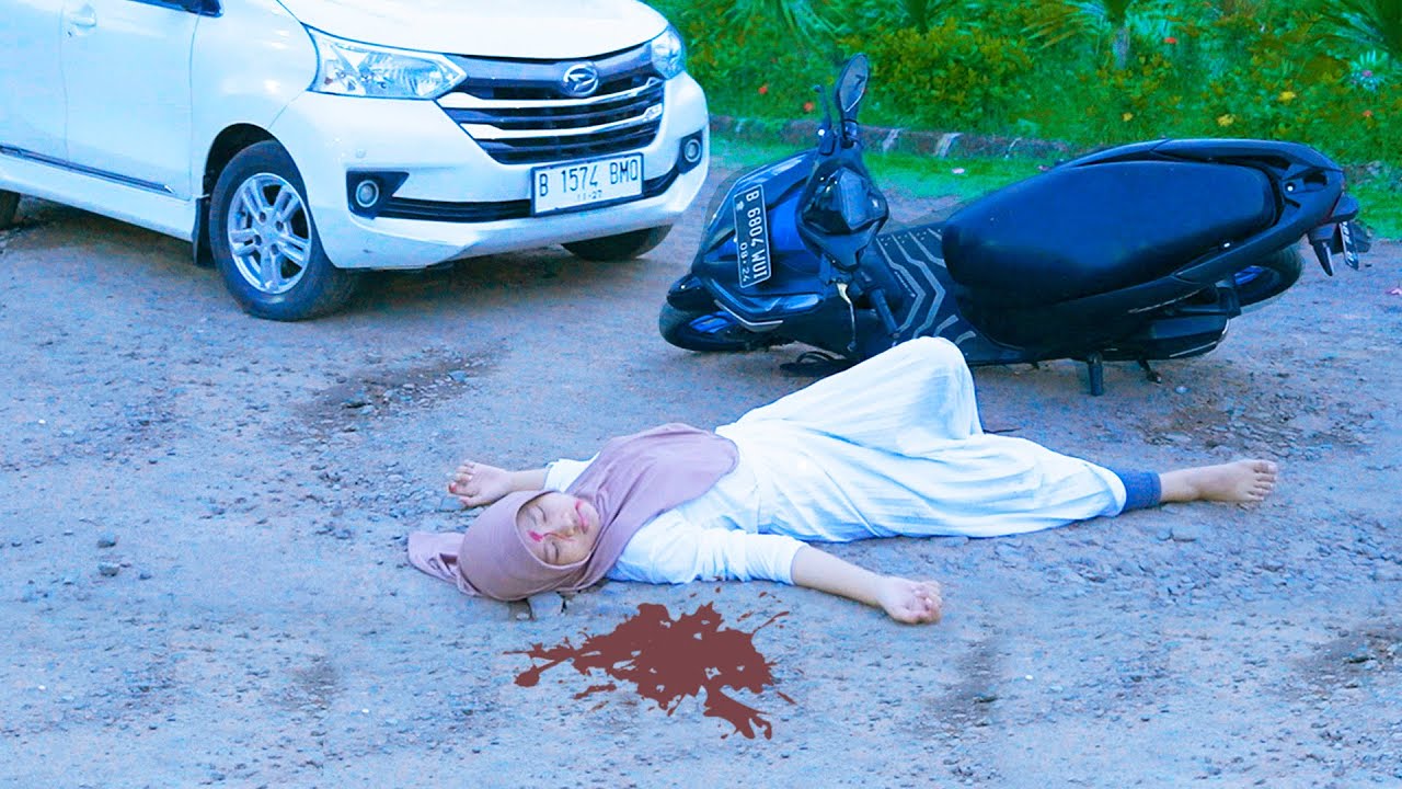 DINDA DI TABRAK MOBIL