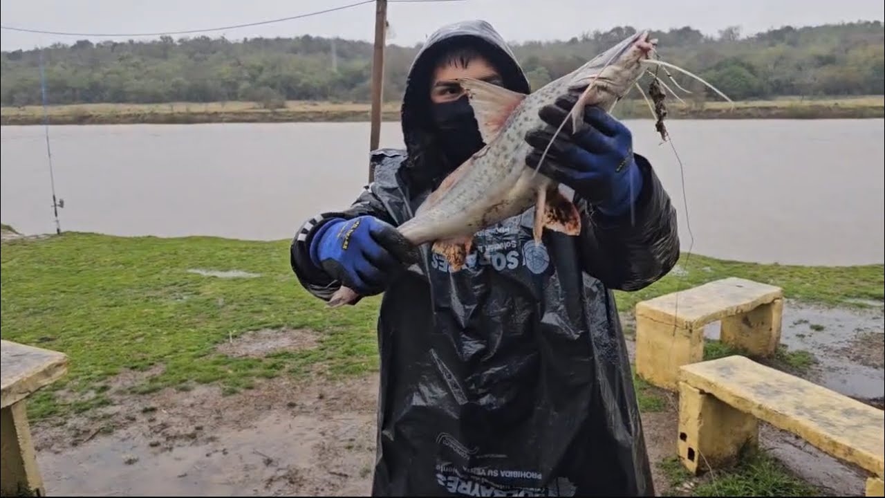 Terrible pesca con lluvia SANTA ROSA en BARADERO! Cabaña DON RUBÉN.