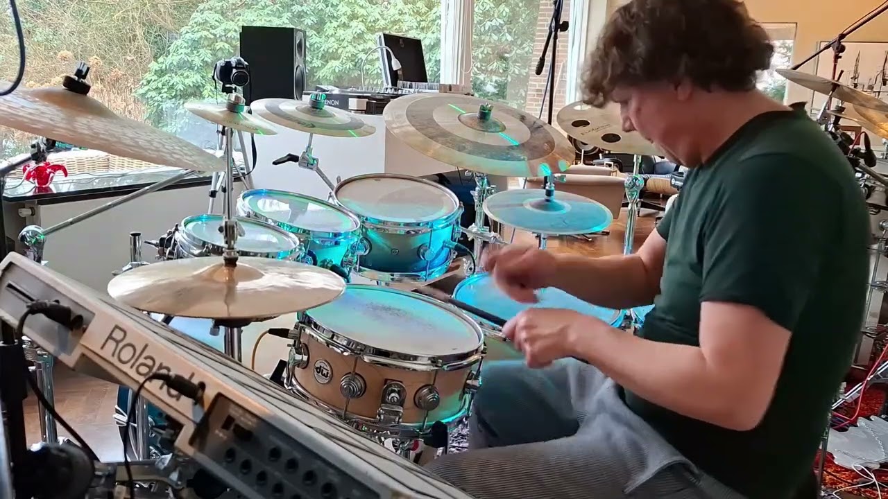 Drumming along the groovy Acid Jazz in 'Too young to die' by Jamiroquai (part 2)
