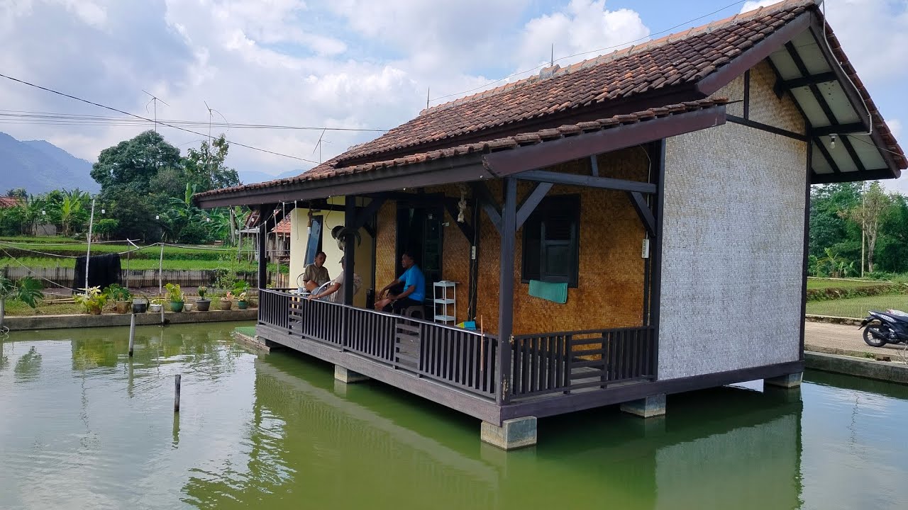 Hidup di Pedesaan Bangun Rumah Di Atas kolam Ikan Menjadi Idaman , Betah ada di Sumedang Jawa Barat