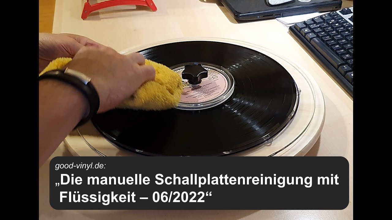 Manuelle Reinigung von Schallplatten mit Reinigungsfl&uuml;ssigkeit