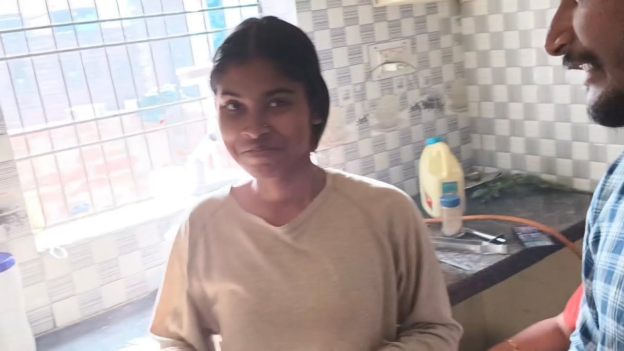 Choti Ko Bacha Hua Paratha De Diya 🤭