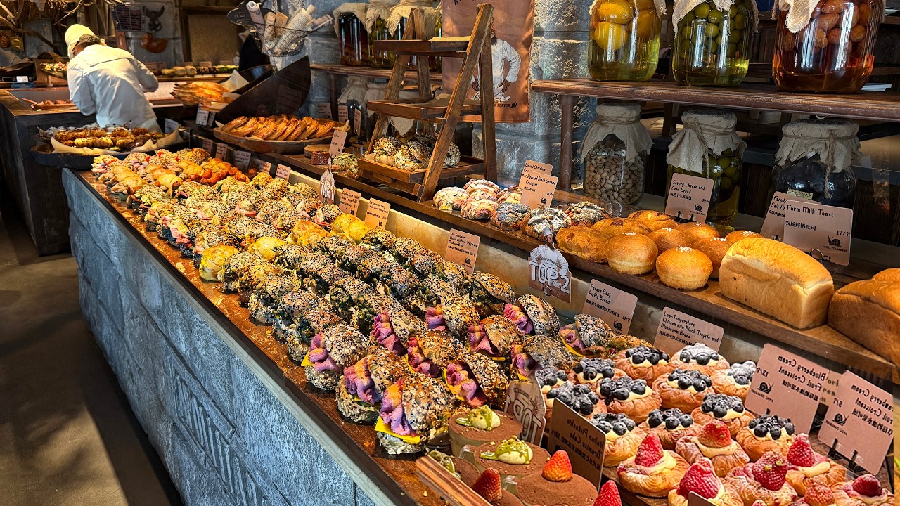 Amazing work of CHINESE Bakers! +100 kinds of BREAD! CHINA Bakery Tour