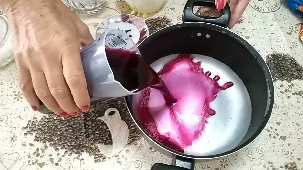 Manjar com calda de vinho