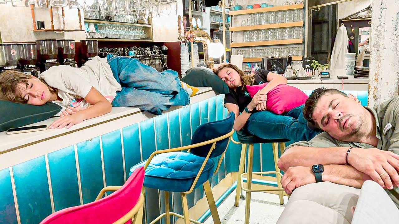 ОНИ ЗАПИРАЛИ НАС В КАФЕ!!! МЫ ПРОСНУЛИСЬ ТАМ!! / ночевка в кафе-баре