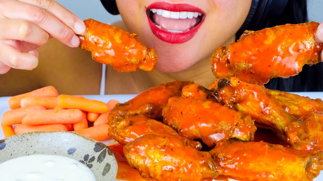 ASMR SPICY BUFFALO CHICKEN WINGS | NO TALKING (MUKBANG / EATING SOUNDS)