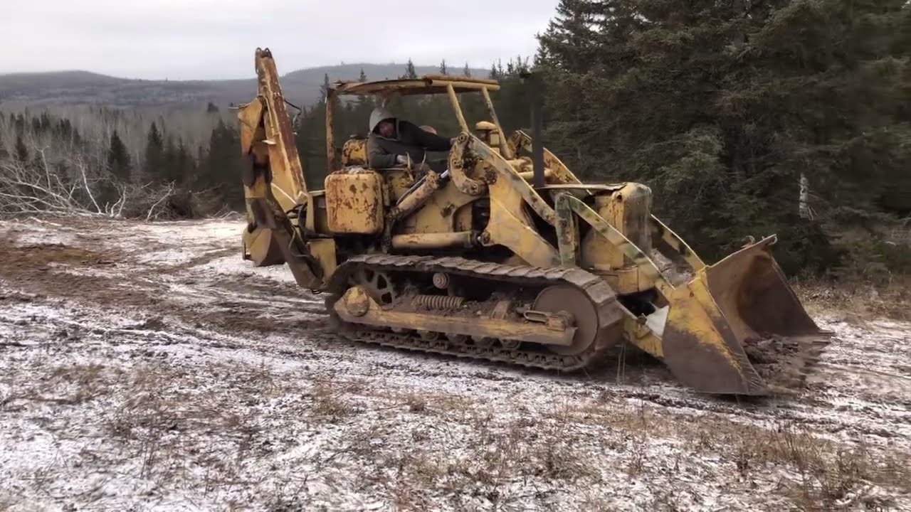 Caterpillar 933 traxcavtor starting it up and fixing road