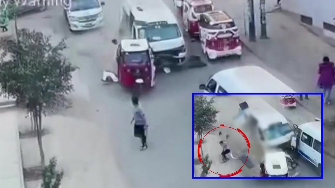 Sujeto se salva de milagro tras choque entre mototaxi y combi